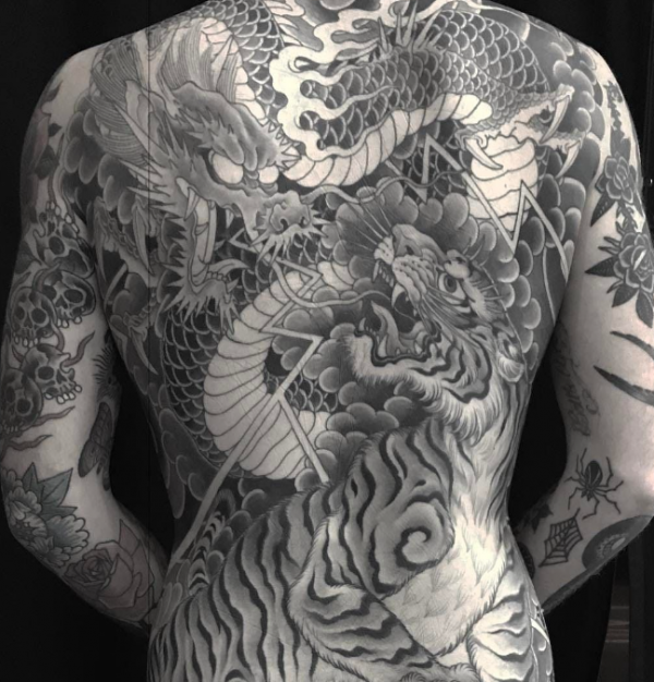 Naga dengan skala yang detail